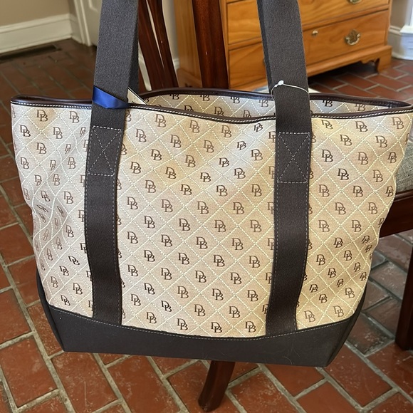 Dooney and Bourke beautiful never used Go 2 Tote! Tonal light brown/dark brown - Picture 6 of 10